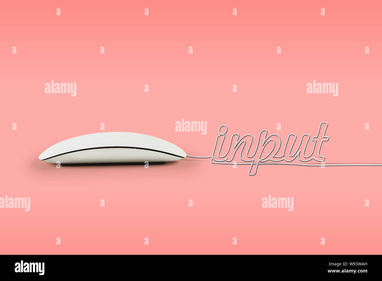 Mouse del computer con il suo filo che fa un input di parola Foto Stock