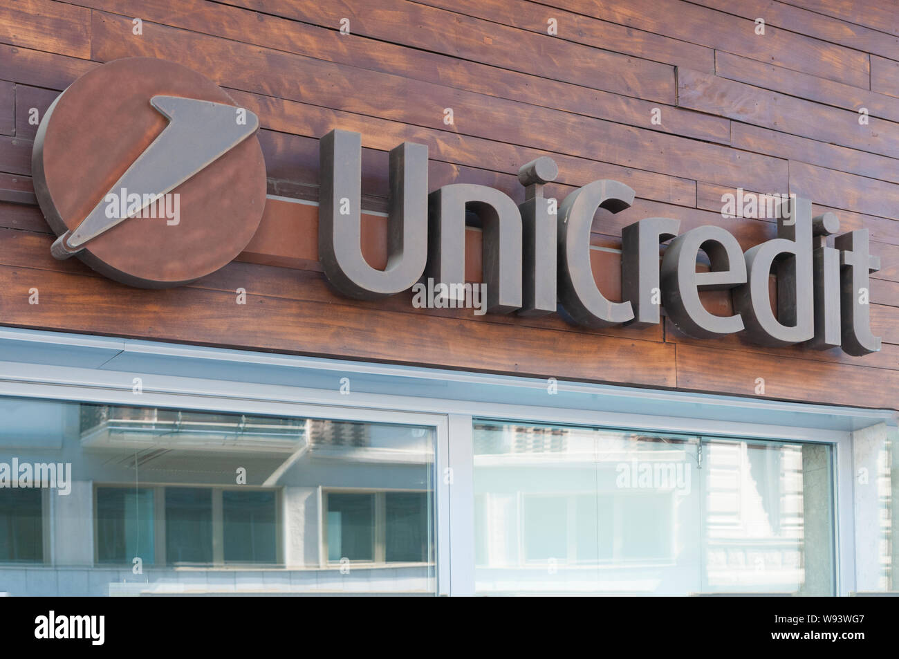 Carrara, Italia - 11 agosto 2019 - Il logo di Unicredit all'entrata di una agenzia in Toscana Foto Stock