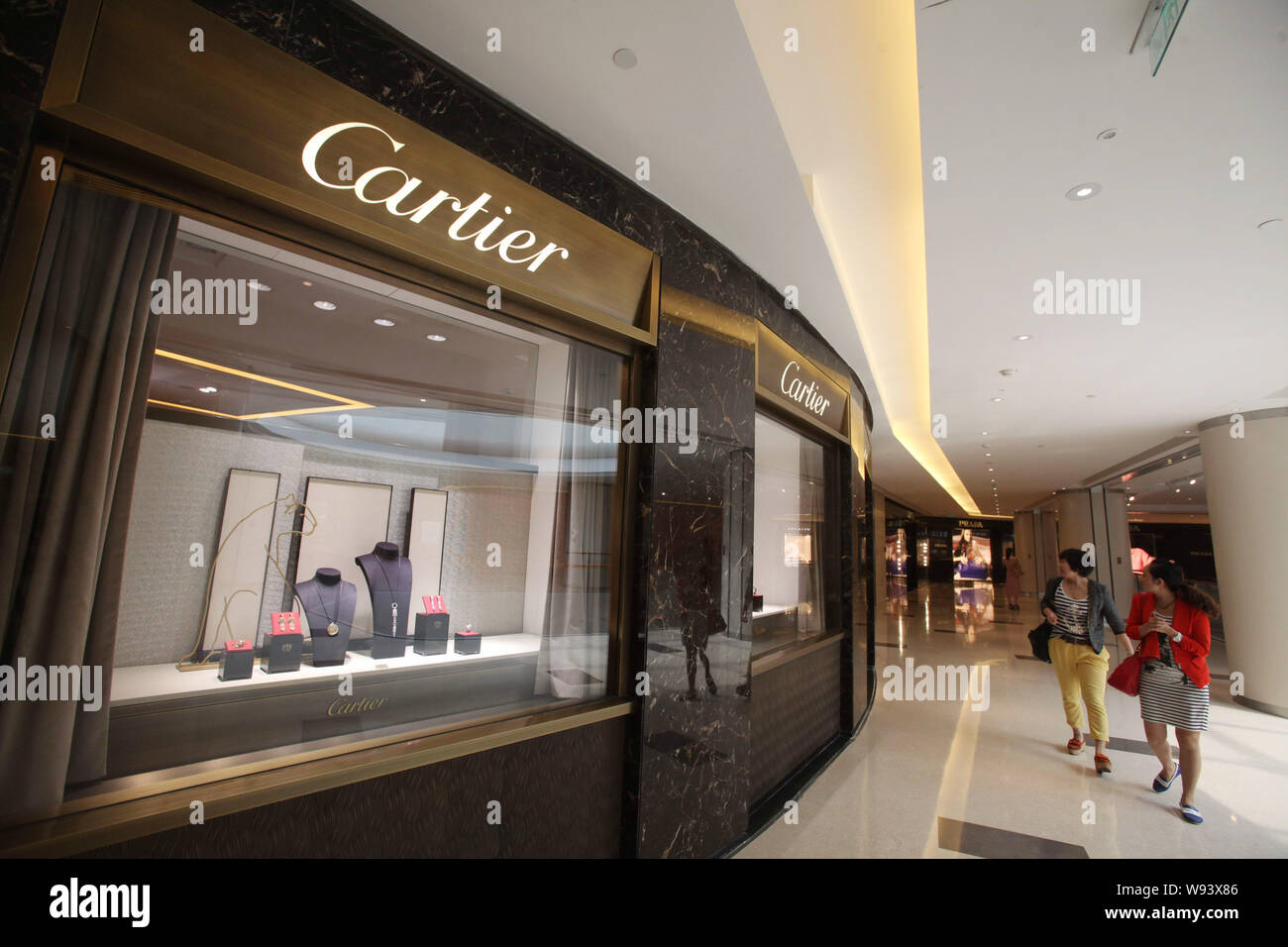 --FILE--i clienti a piedi passato la boutique Cartier a China World Mall a Pechino in Cina, 20 settembre 2012. Cartier sarà compensato un totale di 18 Foto Stock