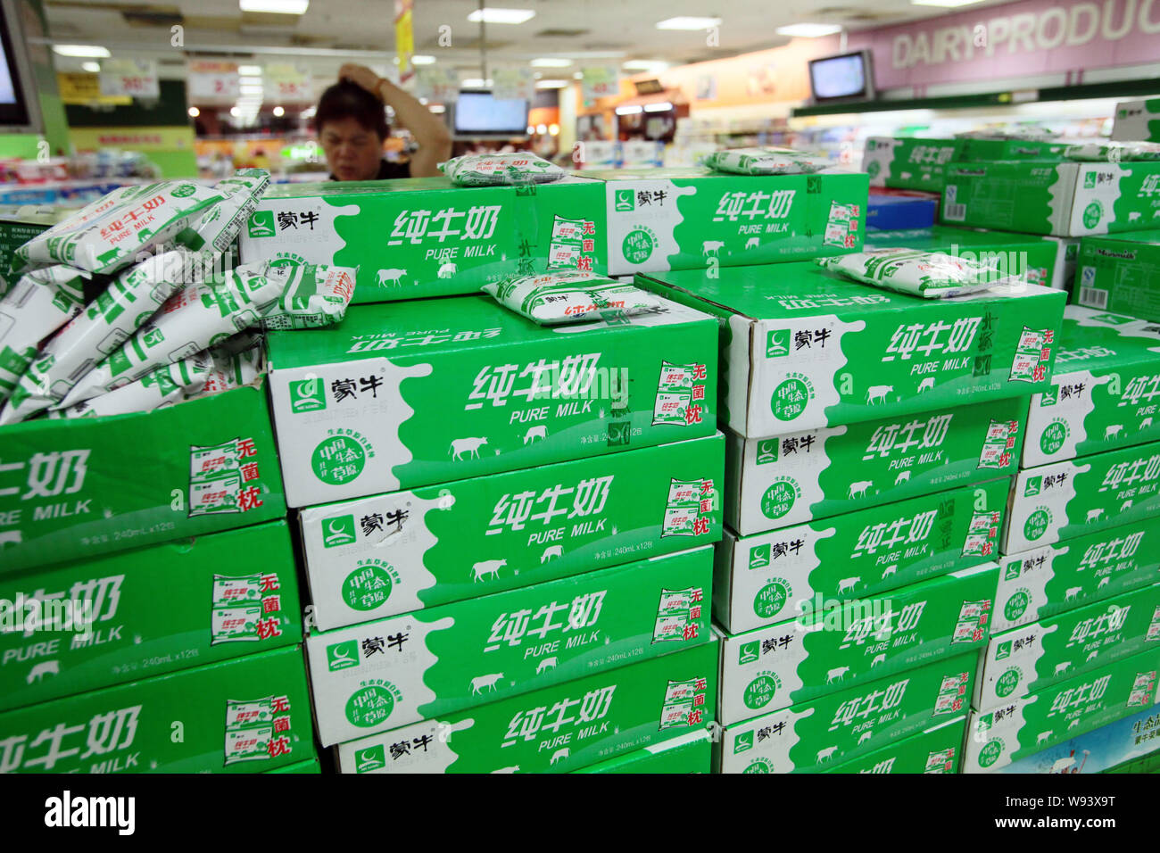 --FILE--cartoni di Mengniu puro latte sono esposti per la vendita in un supermercato a Shanghai in Cina, 23 agosto 2012. Il cinese il latte in polvere, realizzatori includi Foto Stock