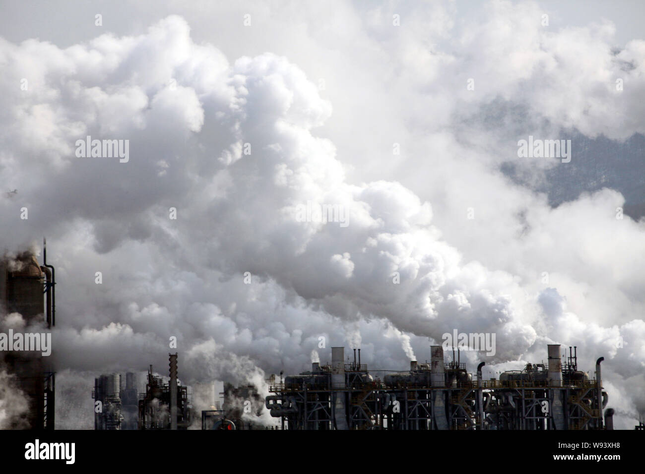--FILE--fumo pesante viene scaricato da camini in corrispondenza di un impianto di etilene di PetroChina nella città di Jilin, nordest Chinas provincia di Jilin, 18 febbraio 2012. Foto Stock