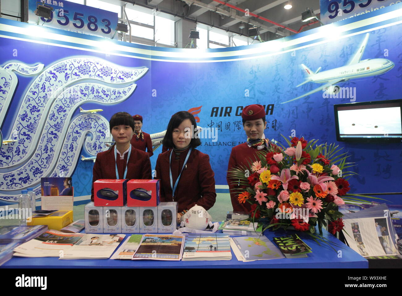 --FILE -- In questo handout image, i dipendenti sono visti presso lo stand di Air China durante Guangzhou International Travel Fair 2012 in Guangzhou, sud Chinas Foto Stock