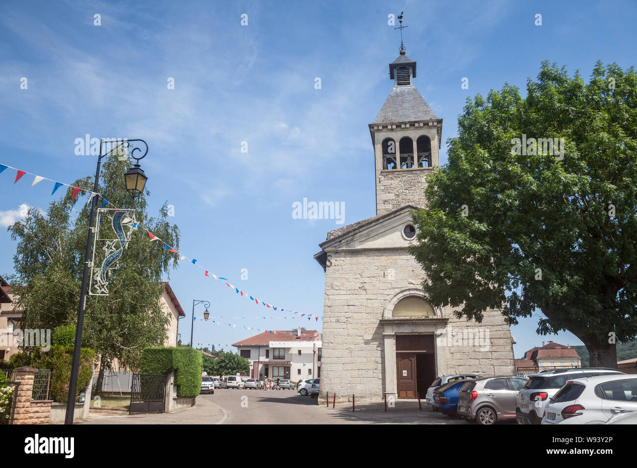 SAINT savin, Francia - 16 luglio 2019: chiesa cattolica nel centro di Saint Savin, un tipico villaggio francese di campagna di Iseare, in provi Foto Stock