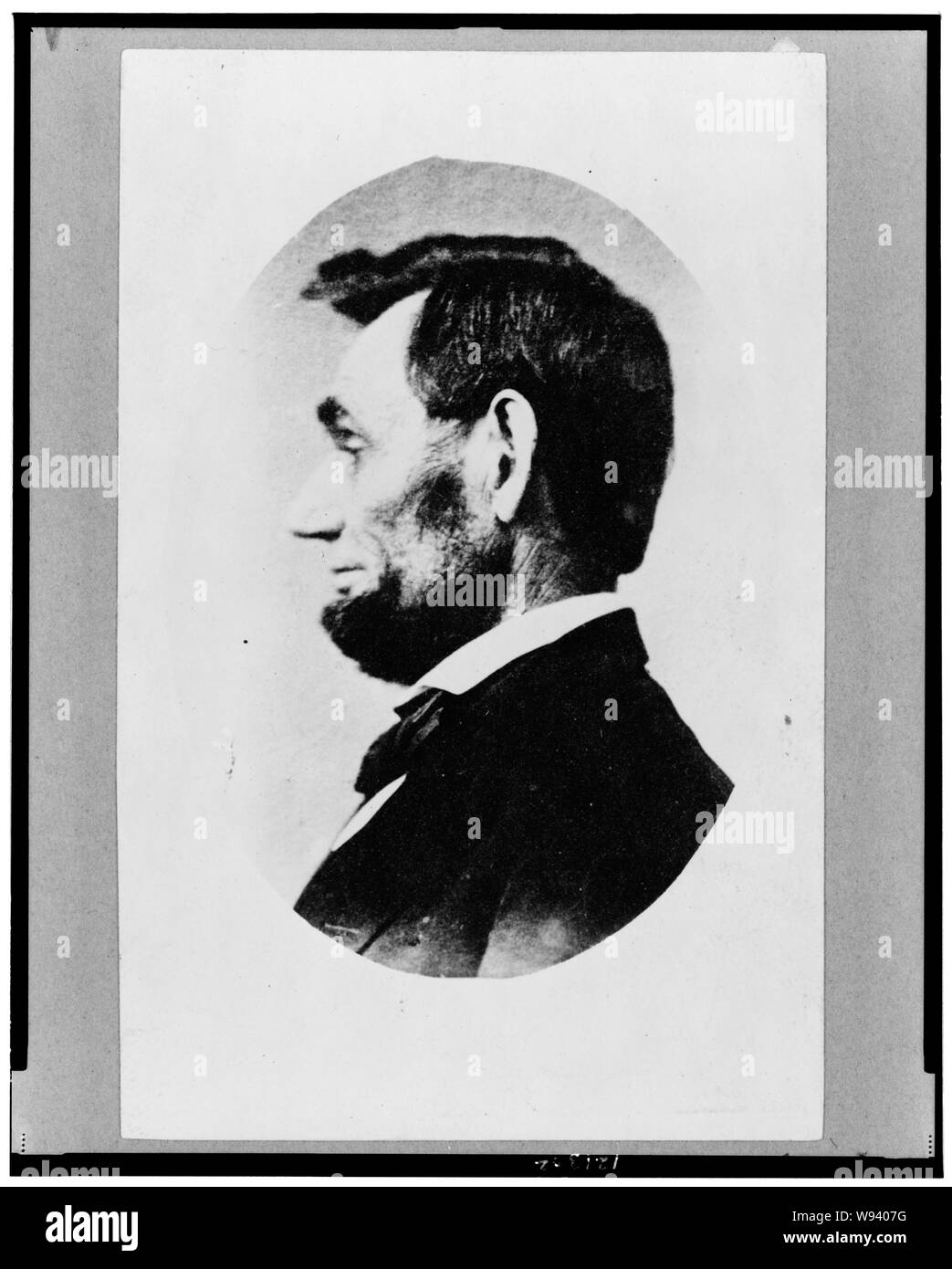Abraham Lincoln, testa e spalle, ritratto di profilo rivolto verso sinistra tagliate da una visualizzazione ingrandita Foto Stock