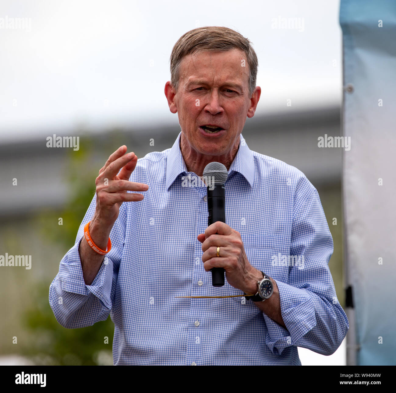 Des Moines, Iowa / STATI UNITI D'America - 10 agosto 2019: Governatore del Colorado e candidato presidenziale democratico John Hickenlooper saluta i sostenitori all'Iowa Stat Foto Stock