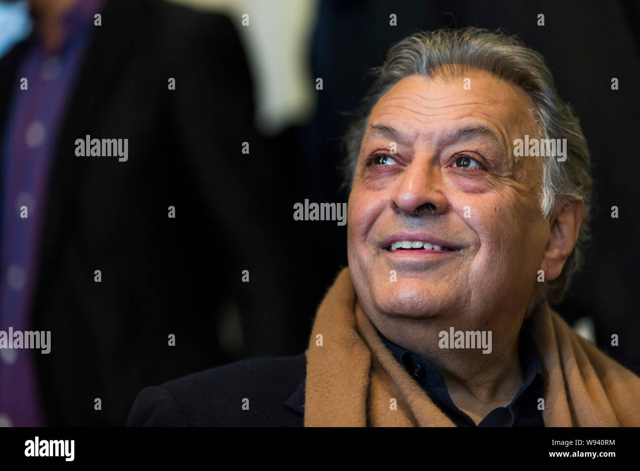 Conduttore indiano Zubin Mehta reagisce al libro-firma della sua autography, il punteggio della mia vita, a Pechino, in Cina, il 31 dicembre 2012. Foto Stock