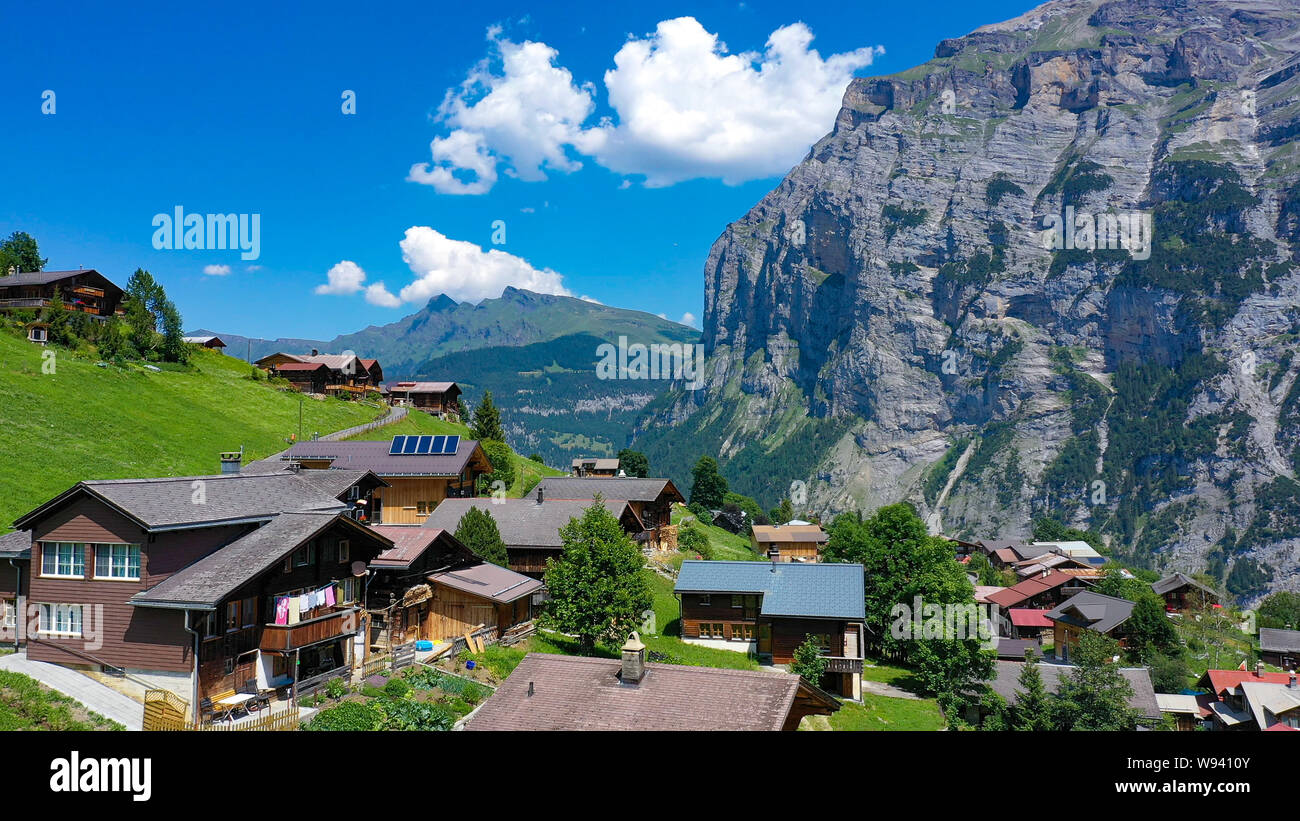 Il villaggio di Gimmelwald nelle Alpi Svizzere - Vista aerea - Fotografia aerea Foto Stock