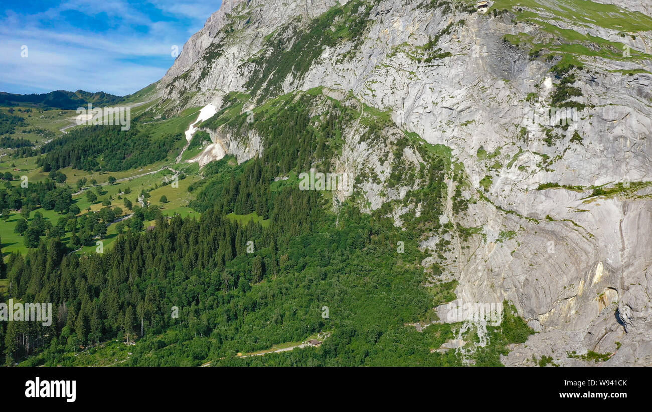 Le rocce e le montagne del ghiacciaio di Grindelwald in Svizzera - Fotografia aerea Foto Stock