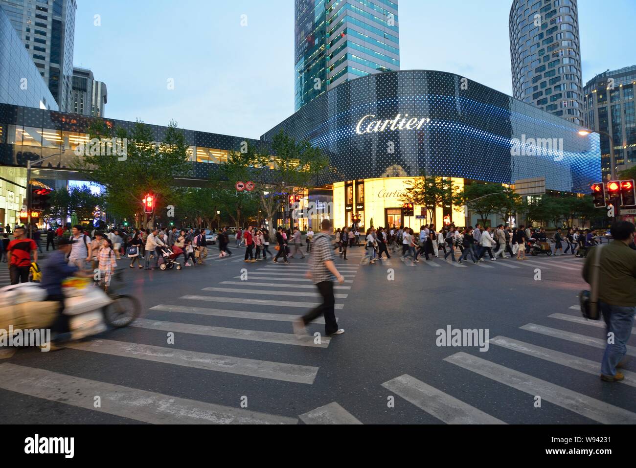 --FILE--pedoni a piedi passato la boutique Cartier a Hong Kong Plaza in Cina a Shanghai, 28 aprile 2012. Cartier sarà compensato un totale di Foto Stock