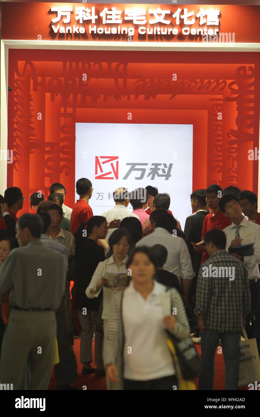 --FILE--I Homebuyers visitare lo stand di Vanke durante una fiera immobiliare in Cina a Shanghai, 5 ottobre 2012. Le riserve cinesi sono aumentati al più alto livello i Foto Stock