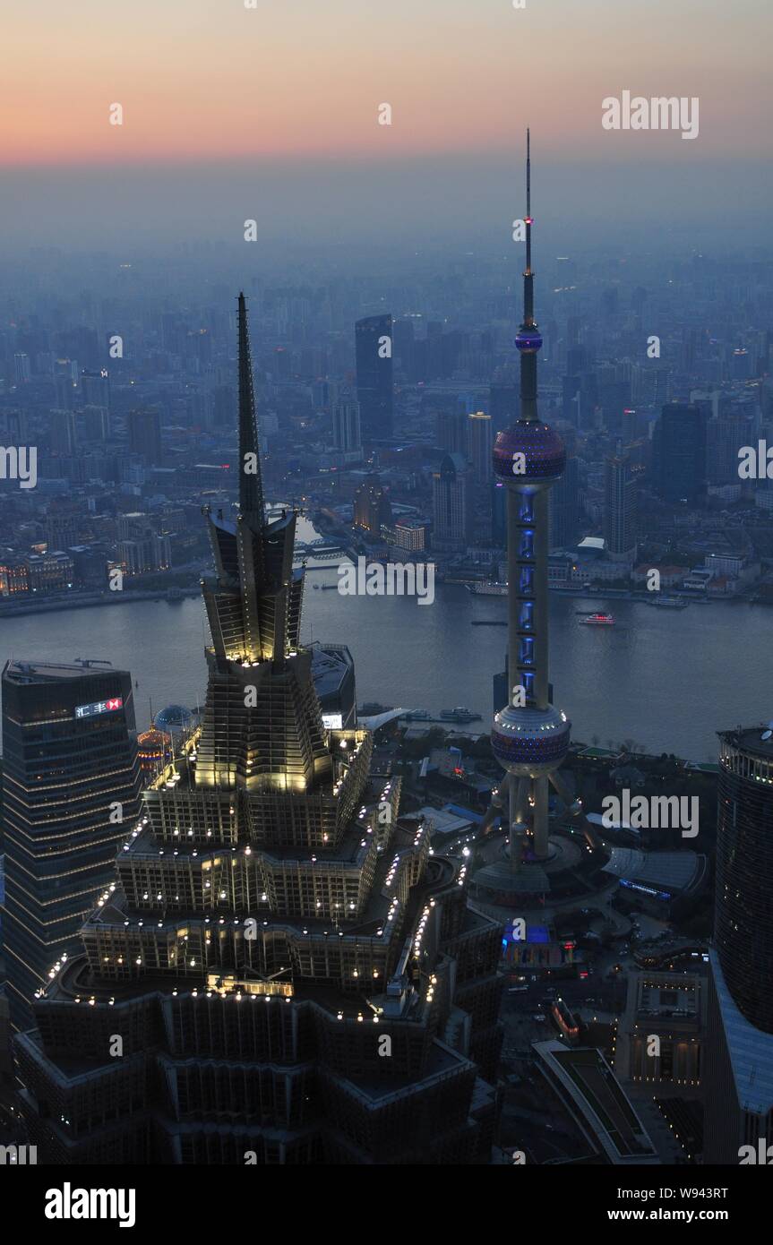 --FILE--Vista della Oriental Pearl TV Tower e la Torre Jinmao nel Quartiere Finanziario di Lujiazui Pudong in, il fiume Huangpu e gruppi di edifici Foto Stock