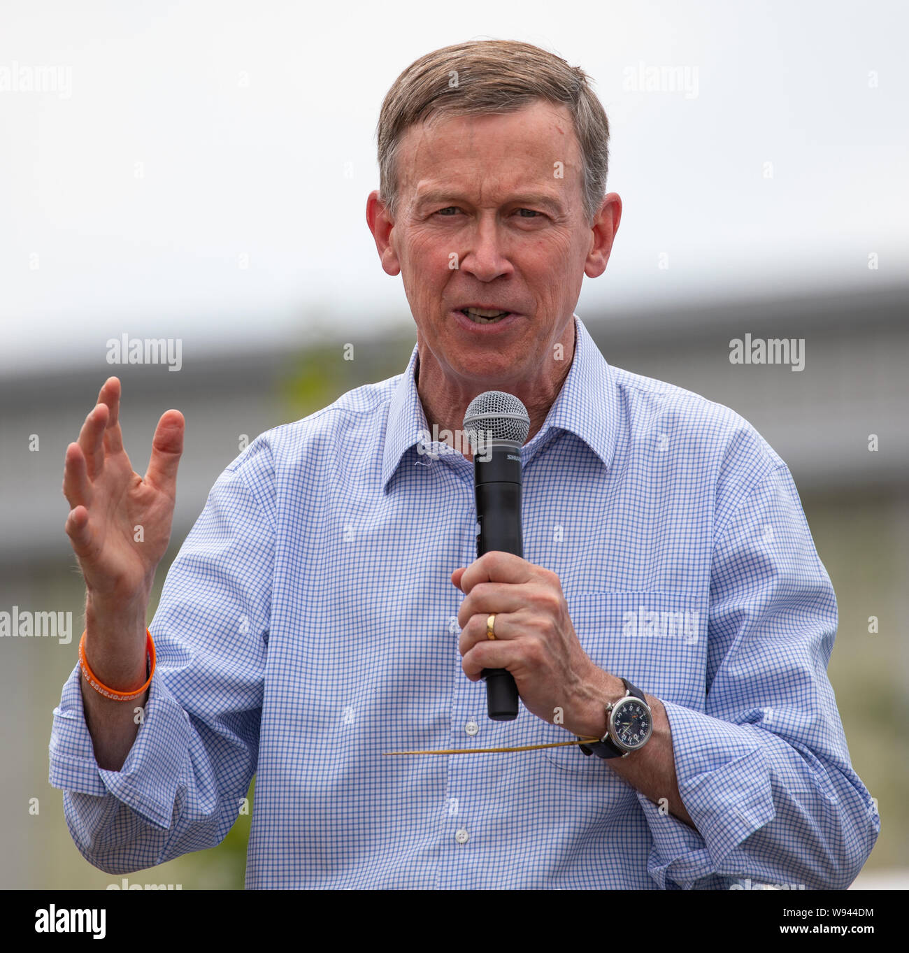 Des Moines, Iowa / STATI UNITI D'America - 10 agosto 2019: Governatore del Colorado e candidato presidenziale democratico John Hickenlooper saluta i sostenitori all'Iowa Stat Foto Stock