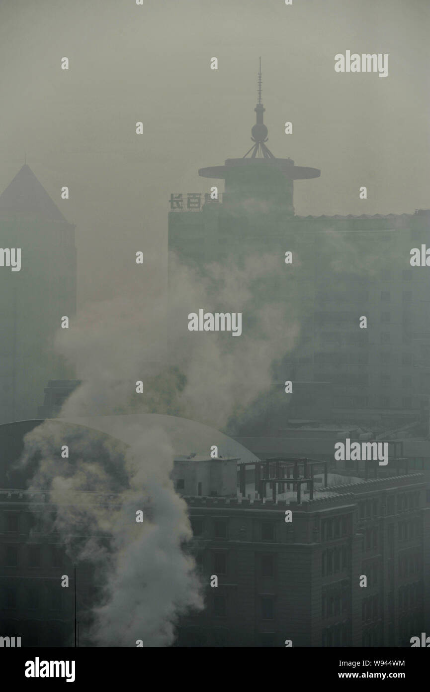 --FILE--gas di scarto viene emessa da un camino in pesanti smog in Changchun city, nordest Chinas provincia di Jilin, 21 gennaio 2013. Le emissioni dal motore Foto Stock