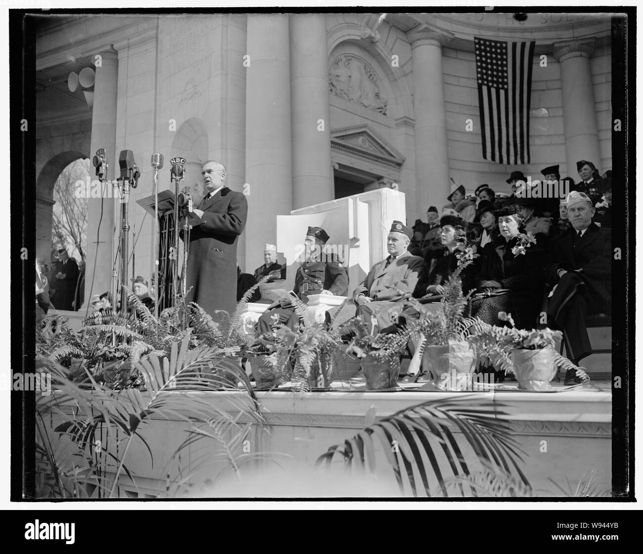 Deliberando segretario della Marina altoparlante principale a Arlington il giorno dell'Armistizio cerimonie. Washington D.C., nov. 11. Parlando all'ombra del Milite Ignoto la tomba presso il Cimitero Nazionale di Arlington oggi, deliberando segretario della Marina Charles Edison ha esortato il paese a tenere fede la sua guerra mondiale morti da tenere fuori dell'Europa la guerra. Le cerimonie sono state in commemorazione del xxi anniversario della firma dell'armistizio. Alle spalle di Edison, da sinistra a destra sono: William T. Slattery, Commander, Dipartimento del Distretto di Columbia American Legion, e Raymond J. Kelly, Comandante Nazionale, America Foto Stock