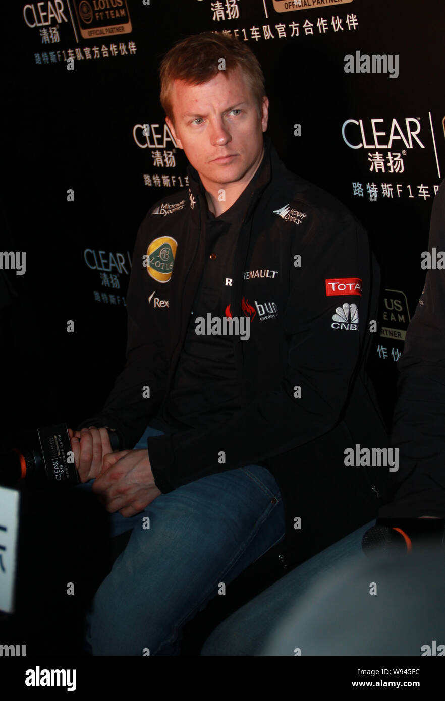 Finnish F1 driver Kimi Raikkonen di Lotus partecipa ad un evento promozionale per cancellare uno shampoo di Unilever in Cina a Shanghai, 11 aprile 2013. Il modulo 2013 Foto Stock