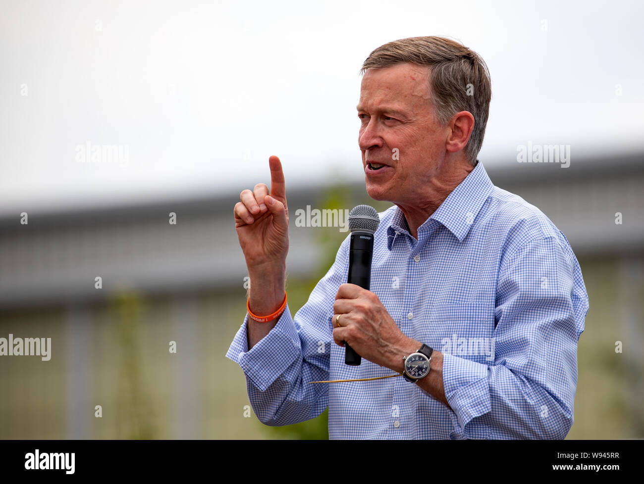 Des Moines, Iowa / STATI UNITI D'America - 10 agosto 2019: Governatore del Colorado e candidato presidenziale democratico John Hickenlooper saluta i sostenitori all'Iowa Stat Foto Stock