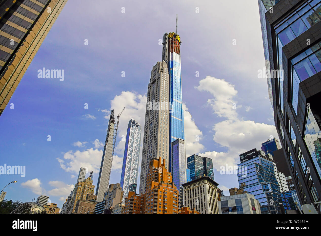 Street View di Manhattan dalla intersezione del sessantesimo st. e Broadway, New York City Augusti 2019. Stati Uniti d'America. Foto Stock
