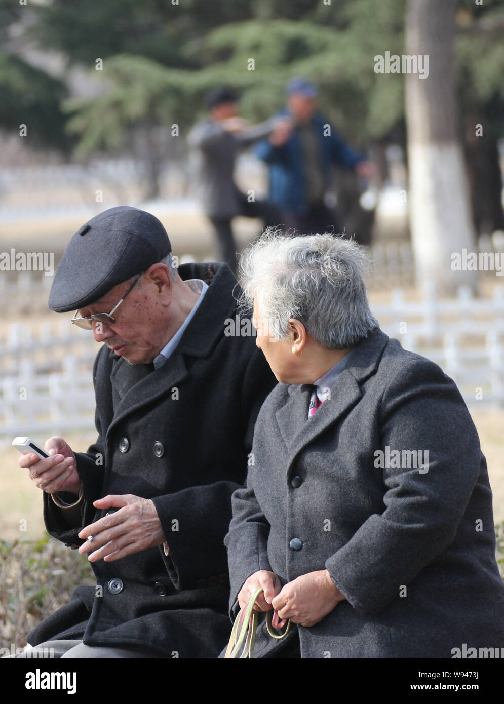 --FILE--Un anziana coppia cinese si trova in un parco a Qingdao, est Chinas Provincia di Shandong, 4 aprile 2013. La pietà filiale è il primo dei cinque Conf Foto Stock