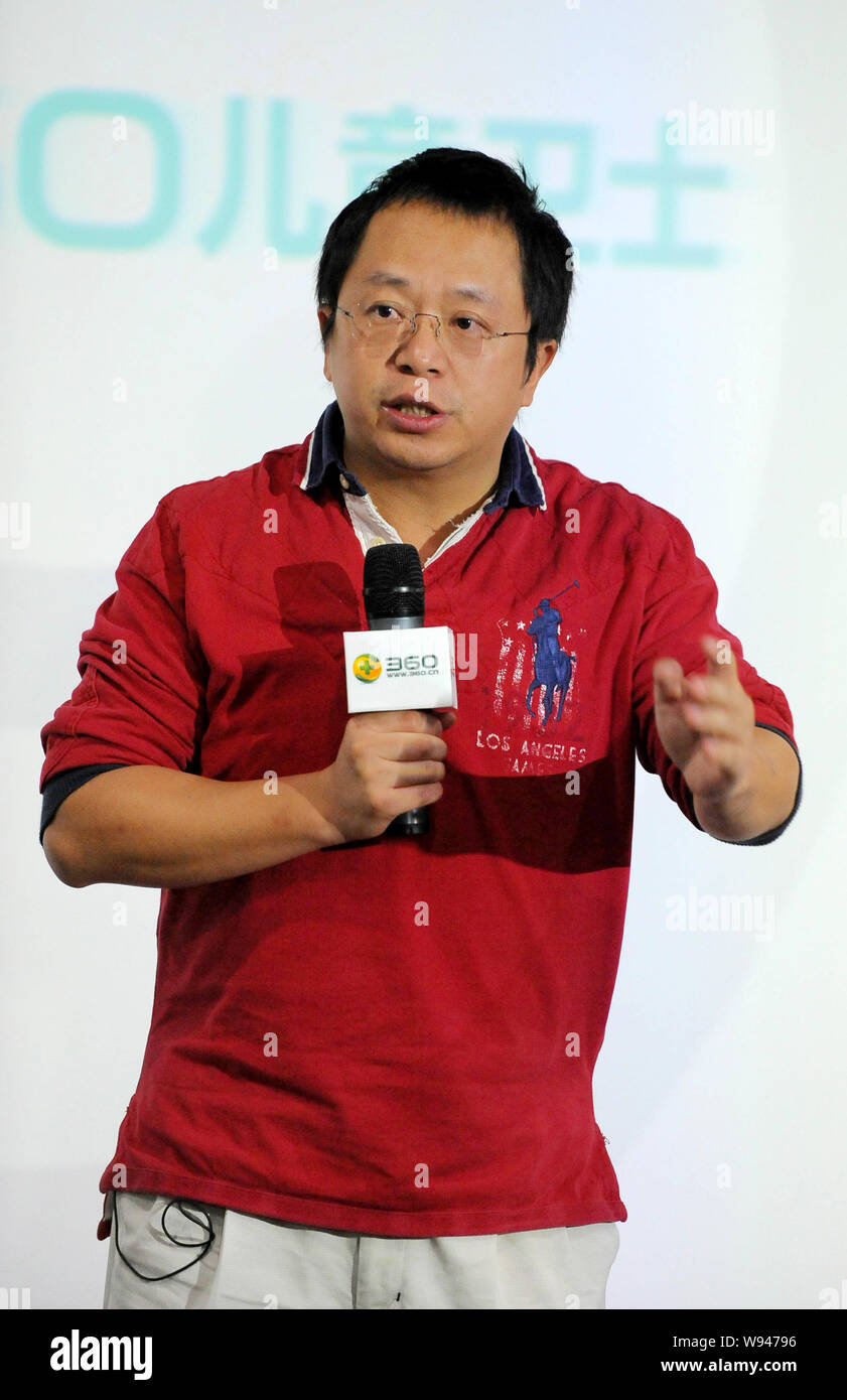 Zhou Hongyi, Presidente e CEO di Qihoo 360 Technology Co., Ltd., rende una introduzione di 360 bambini Guard smart guarda nel corso di una conferenza stampa a Foto Stock