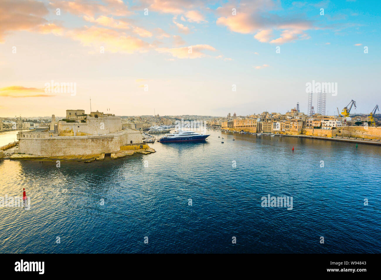 Sunrise a La Valletta Grand Harbour sull'isola mediterranea di Malta come le navi da crociera arrivano in estate Foto Stock