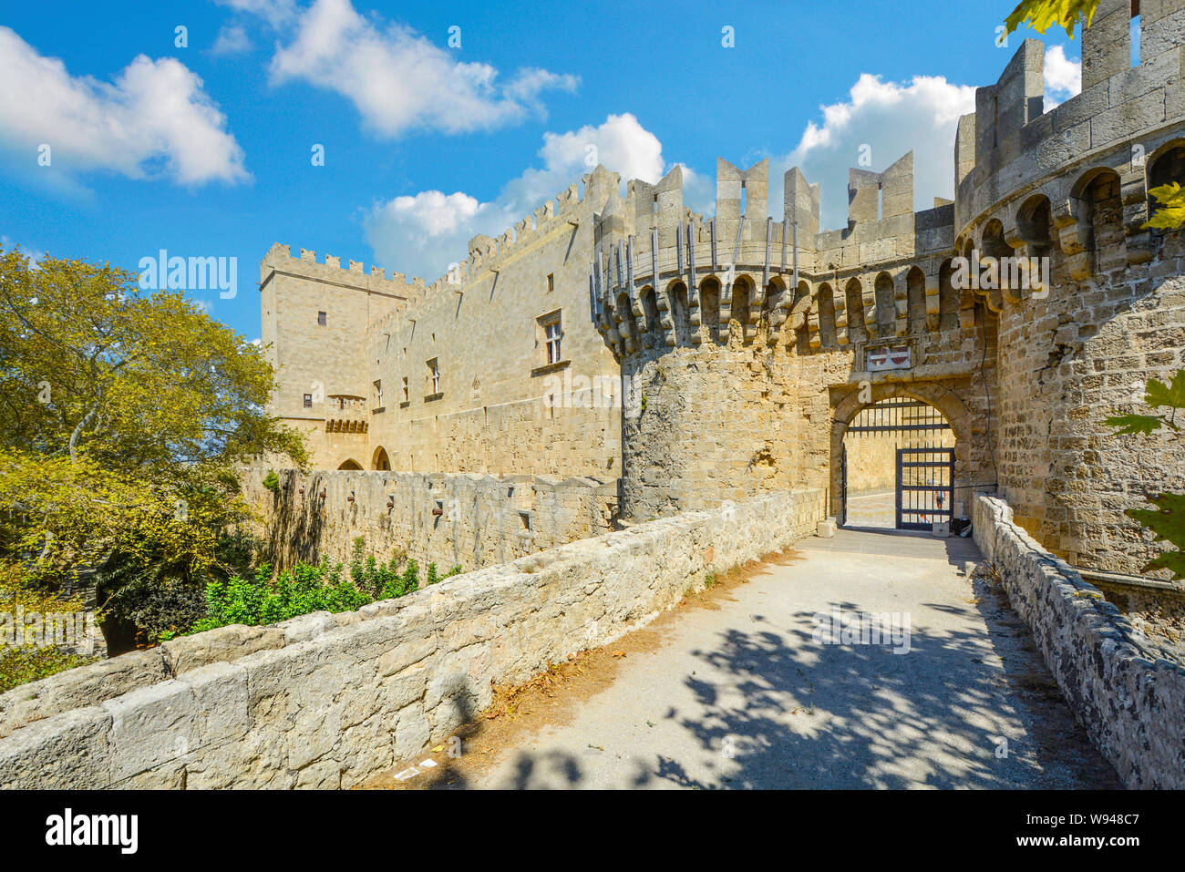 Il medievale Palazzo del Gran Maestro dei Cavalieri di Rodi, noto anche come il Kastello sull'isola Mediterranea di Rodi Grecia Foto Stock
