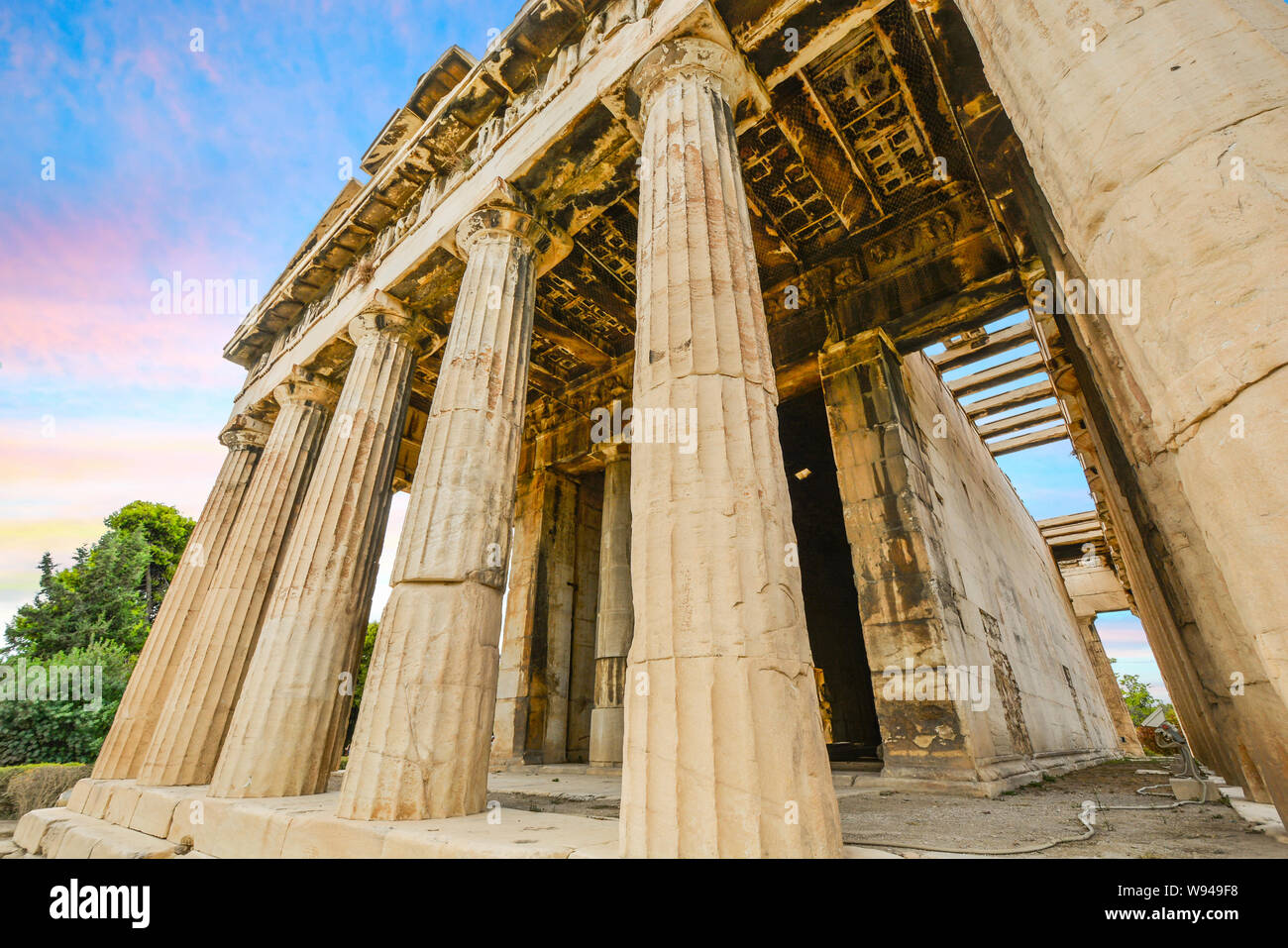 Un colorato cielo dietro l'antico greco classico Tempio di Efesto nel centro storico di Atene, Grecia. Foto Stock