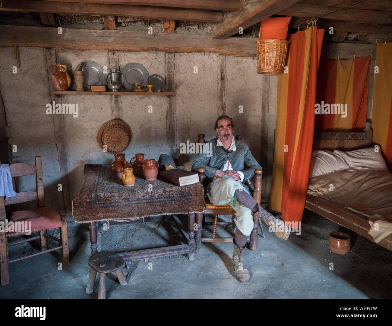 Uomo pellegrino dentro la sua casa Foto Stock