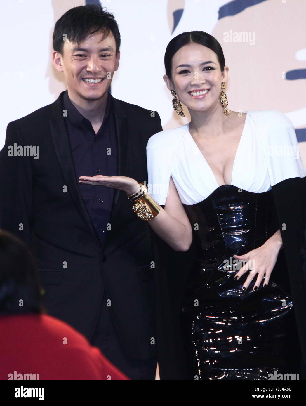 Attore di Taiwan Zhang Zhen (sinistra) e attrice cinese Zhang Ziyi pongono come essi arrivano per la premiere del loro film più recente, il Gran Maestro, a Beiji Foto Stock
