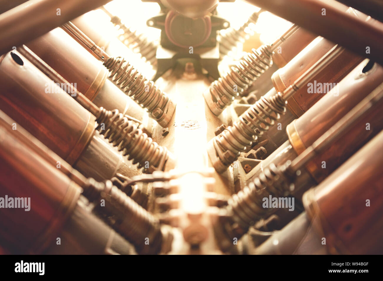 All'interno di un vecchio motore V8 utilizzato nei veicoli e aerei che mostra i cilindri, le valvole e le molle Foto Stock