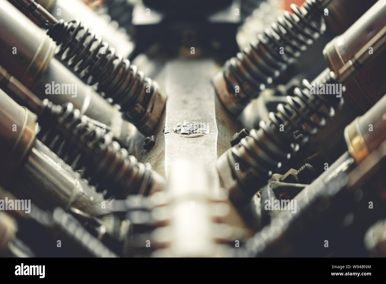All'interno di un vecchio motore V8 utilizzato nei veicoli e aerei che mostra i cilindri, le valvole e le molle Foto Stock