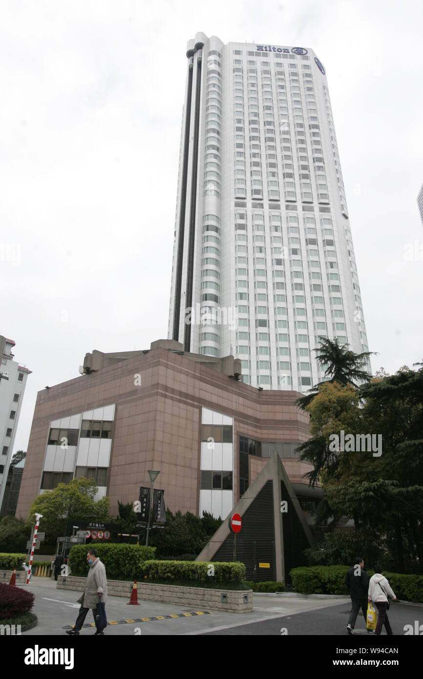 --FILE--pedoni a piedi oltre l'Hilton Hotel di Shanghai in Cina a Shanghai, 13 aprile 2010. Operatore di Hotel Hilton Worldwide Holdings Inc piani per la rai Foto Stock