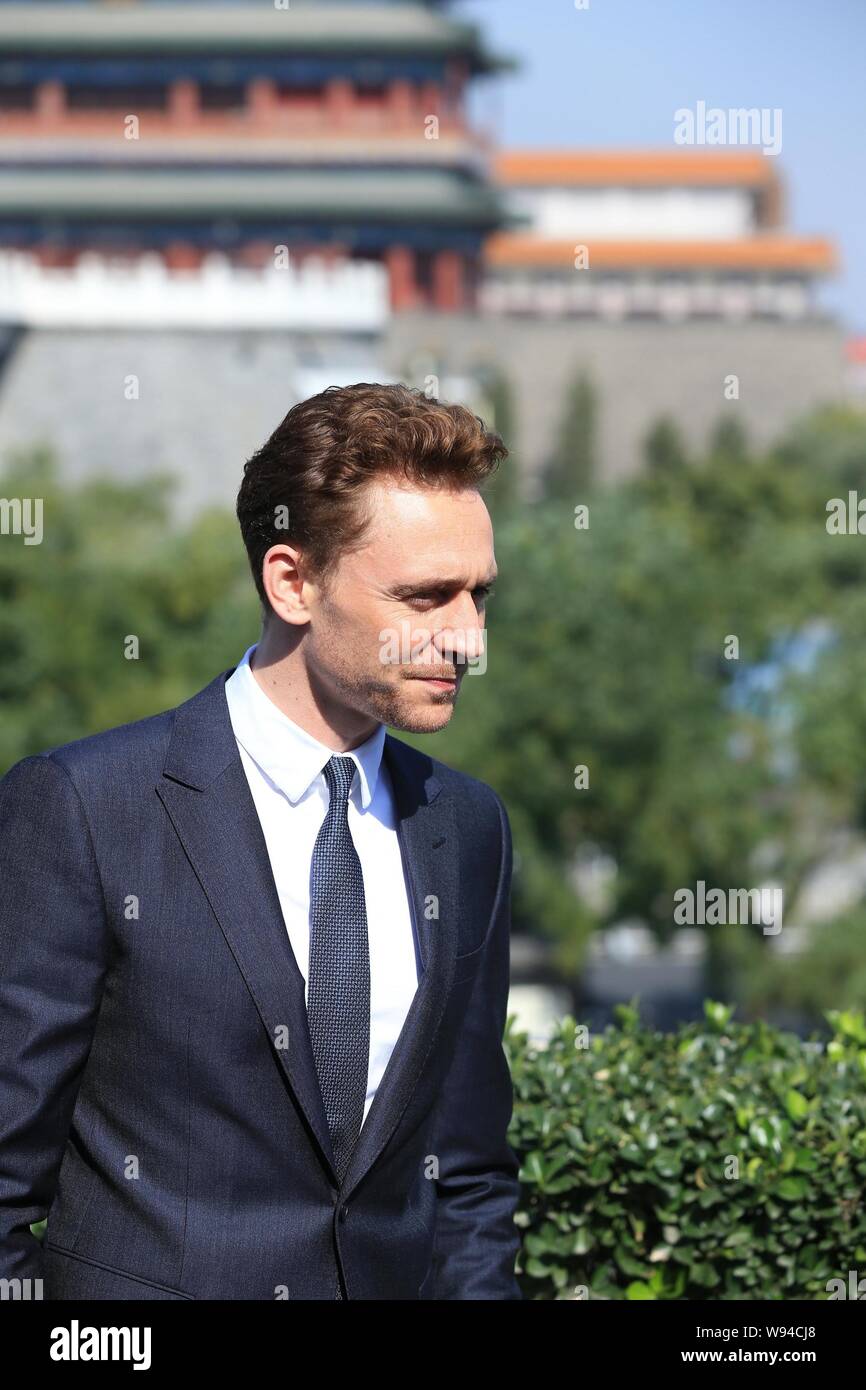 Attore inglese Tom Hiddleston pone durante un photocall per promuovere il suo nuovo film, Thor: il mondo oscuro, nella parte anteriore del porta Zhengyang a Pechino in Cina, 11 Foto Stock