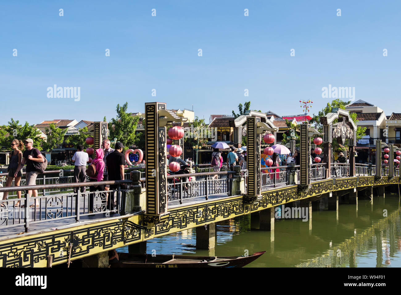 Le persone che attraversano le Cau un Hoi ponte Thu Bon River nel quartiere vecchio di Hoi An, Quang Nam Provincia, Vietnam Asia Foto Stock