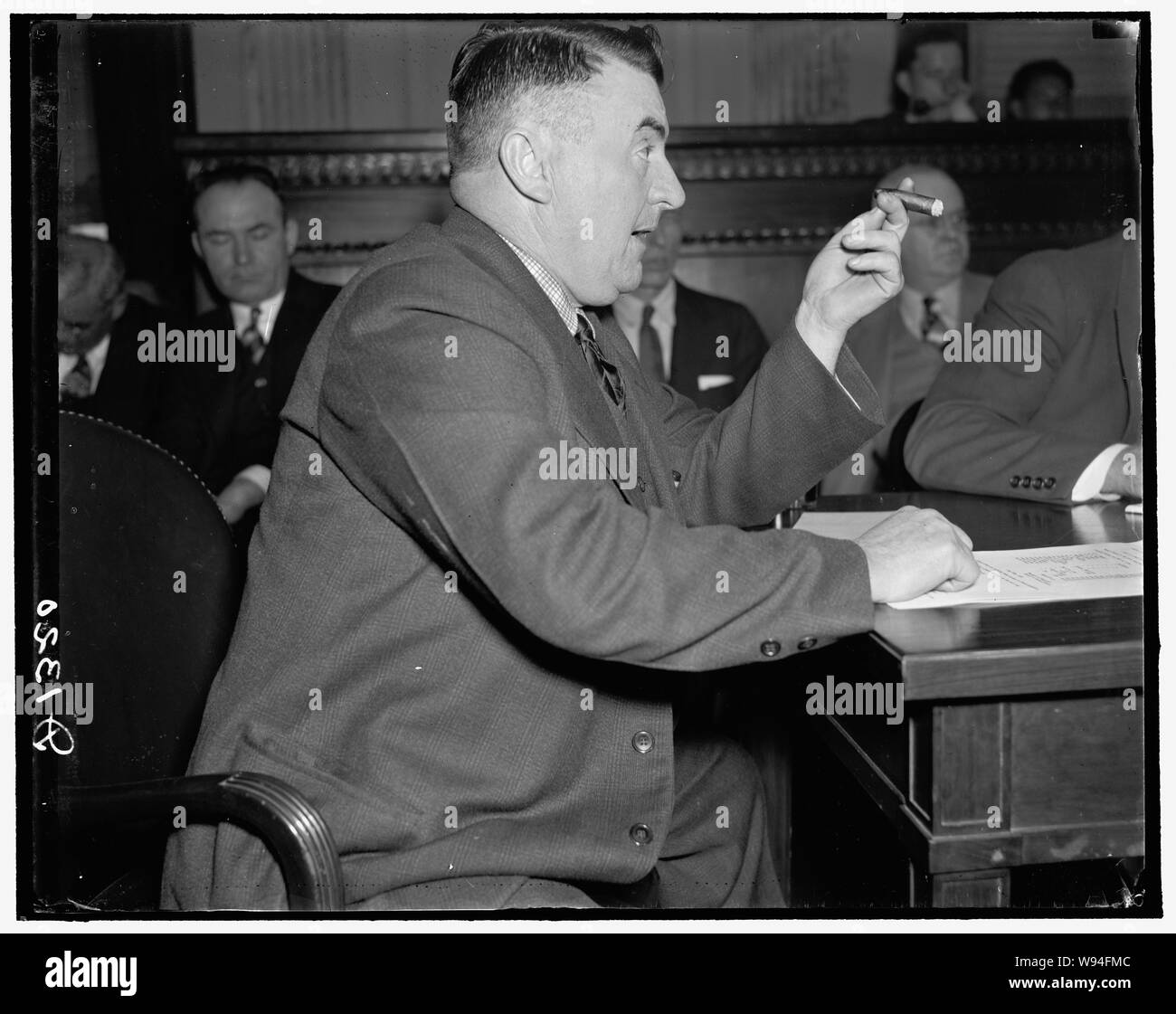 Ammette dando dei calci indietro parte del salario. Washington, 22 aprile. Egli si voltò indietro $75 del suo $200 al mese di salario, Henry M. Lewis ex Vice Sheriff in Harlan County, Ky., ha raccontato il Senato Commissione parlamentare libertà civili come si riprende la sua inchiesta del presunto terrorismo in connessione con Harlan County carbone operatori degli sforzi per resistere alla organizzazione dell'unione rigidi. Il denaro è stato restituito al Sheriff Theodore R. Middleton ogni mese nel 1935 e 1936. Lewis ha aggiunto che molti degli uomini elencati come disegno stipendi dal Sheriff's office non sono state considerate come normali dipendenti, e molti di loro hanno lavorato Foto Stock