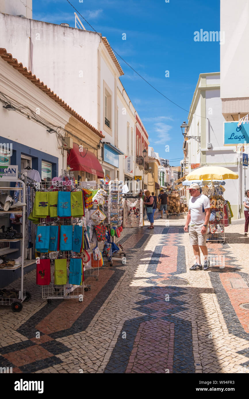 Strada pedonale con piastrelle decorative in Algarve città di Lagos in Portogallo Foto Stock