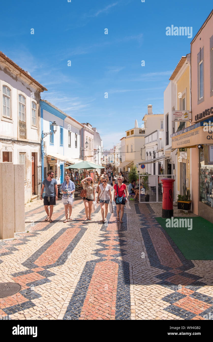 Strada pedonale con piastrelle decorative in Algarve città di Lagos in Portogallo Foto Stock