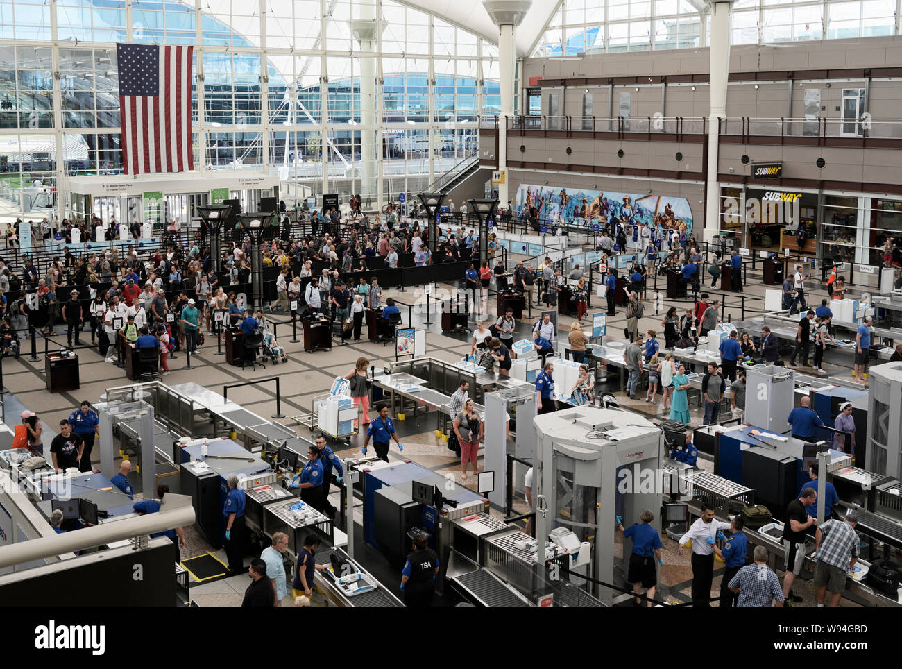 Controlli di sicurezza in aeroporto TSA checkpoint all'Aeroporto Internazionale di Denver, CO con linee di viaggiatori Foto Stock