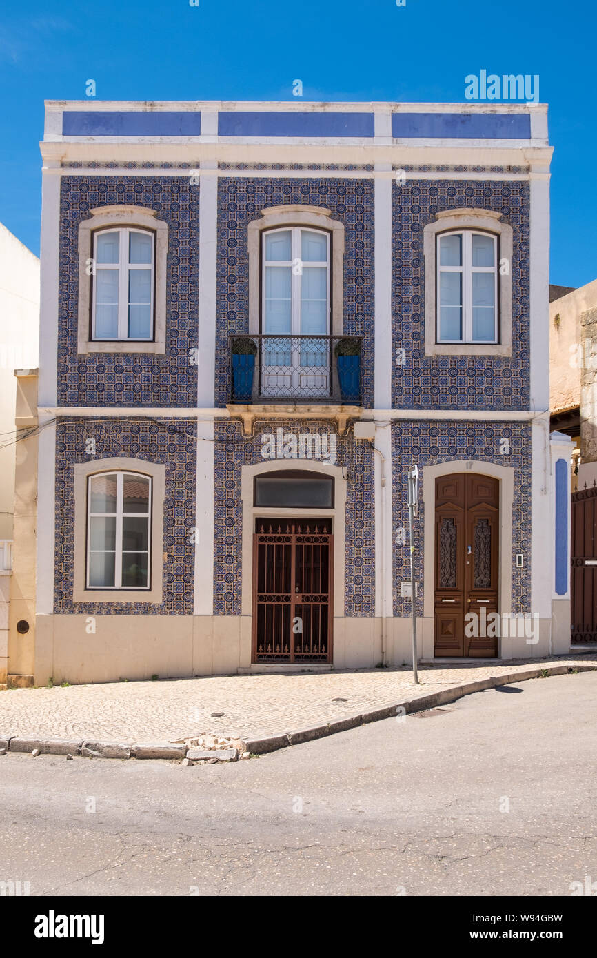 Casa unifamiliare con parete esterna rivestita in piastrelle decorative in Algarve città di Lagos in Portogallo Foto Stock