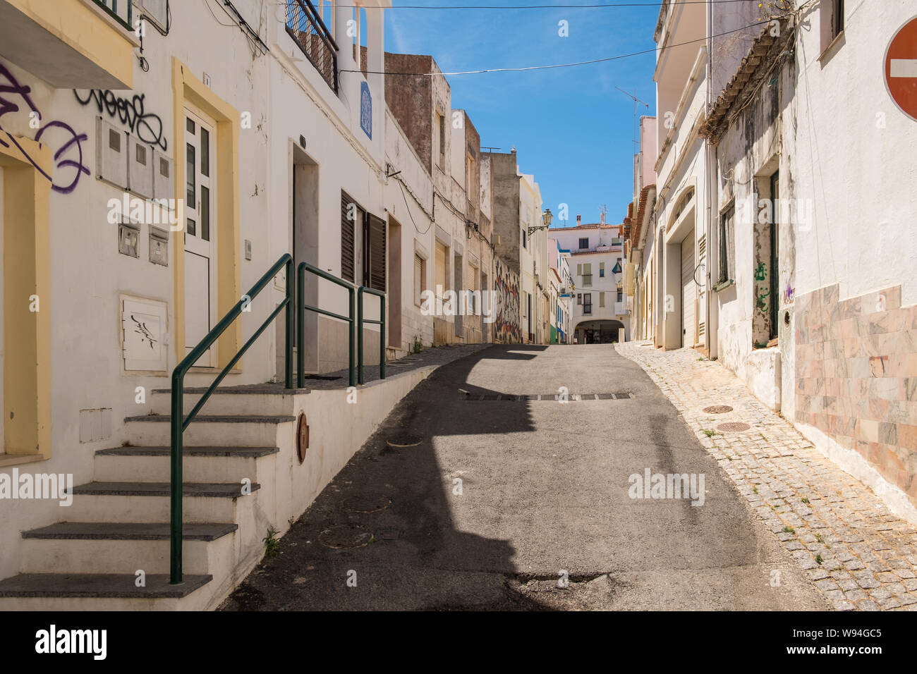 Stretta strada residenziale in Algarve città di Lagos in Portogallo Foto Stock