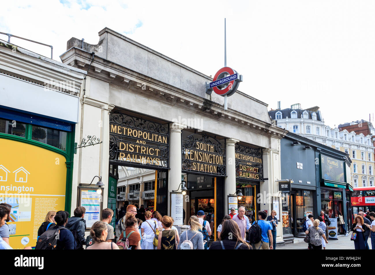 L'ingresso della stazione di South Kensington, London, Regno Unito Foto Stock