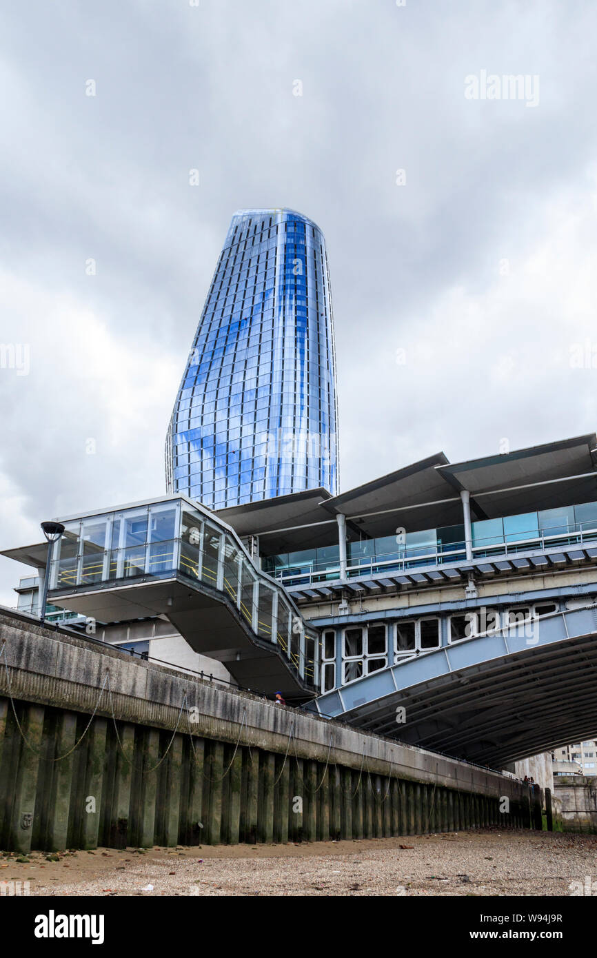 Il vaso a torre (n. 1 Blackfriars) profilarsi dietro il Blackfriars Bridge e dalla stazione ferroviaria di Londra, Regno Unito Foto Stock