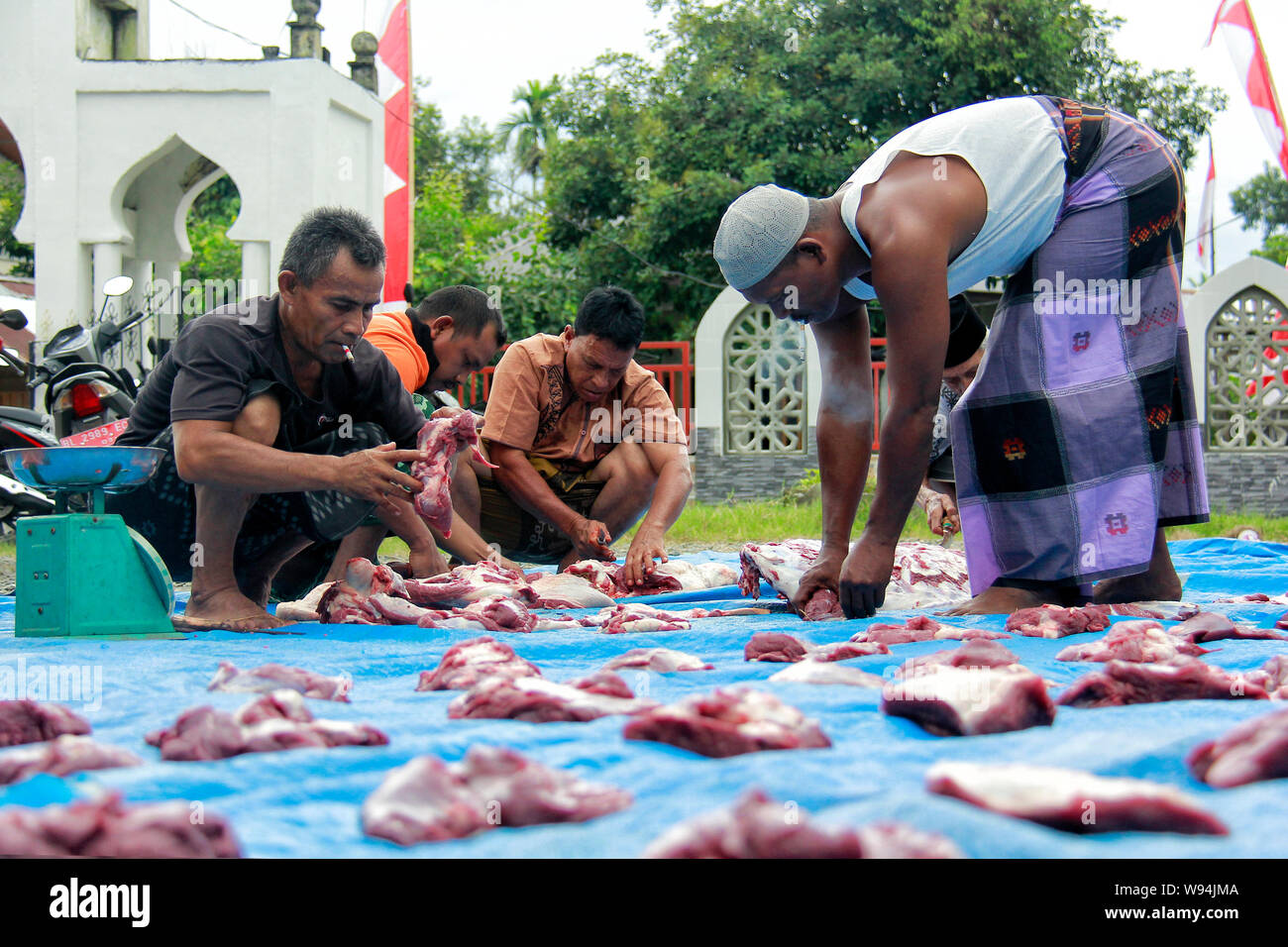 Porzioni di carne per essere distribuiti durante l'Eid al-Adha celebrazioni.nel villaggio di culla Pluh, musulmani macellati vari animali secondo le tradizioni religiose, questa carne sacrificale è stato distribuito al pubblico. Questo festival segna la fine del pellegrinaggio alla Mecca e commemora Abramo la prontezza al sacrificio di suo figlio per mostrare l'obbedienza a Dio. Eid al-Adha. Foto Stock