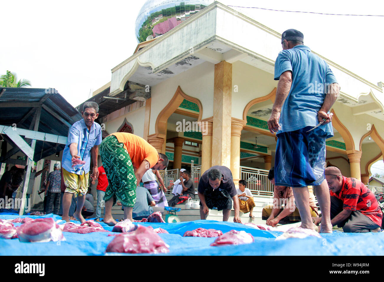 Porzioni di carne per essere distribuiti durante l'Eid al-Adha celebrazioni.nel villaggio di culla Pluh, musulmani macellati vari animali secondo le tradizioni religiose, questa carne sacrificale è stato distribuito al pubblico. Questo festival segna la fine del pellegrinaggio alla Mecca e commemora Abramo la prontezza al sacrificio di suo figlio per mostrare l'obbedienza a Dio. Eid al-Adha. Foto Stock