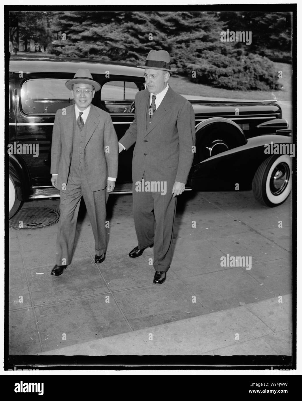 Advisor per il cinese il Ministro delle finanze Visitatori della Casa Bianca. Washington, 13 ottobre. K.P. Chen, a sinistra entrando nella Casa Bianca oggi con Sec. del Tesoro Henry Morgenthau, Chen, è il titolo di una speciale cinese missione finanziaria che è in questo paese che cerca di allargare il suo attuale contratto di argento con il tesoro per includere una vasta comprensione economica abbracciando gli acquisti di eccedenze di American commodity agricole e mezzi di ottenimento di credito privato a causa del protrarsi della guerra con il Giappone, 10/13/38 Foto Stock