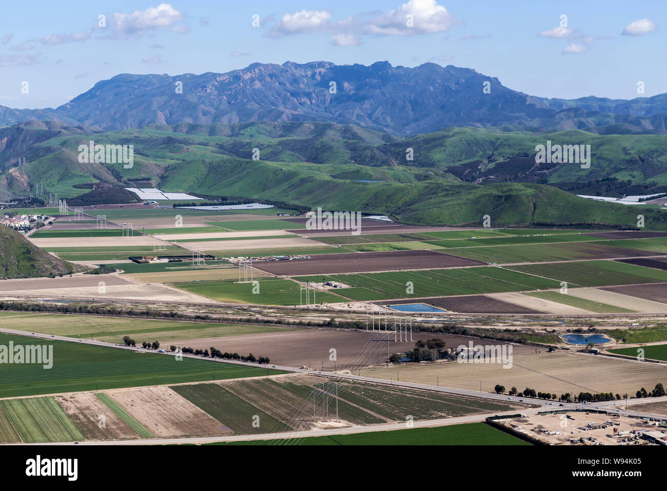 Vista aerea di Camarillo i campi agricoli e Mt Boney Wilderness area in scenic Ventura County, California. Foto Stock