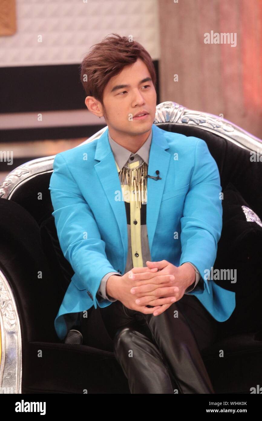 Taiwanese cantante e attore Jay Chou reagisce durante una registrazione del programma TV in Taipei, Taiwan, 8 gennaio 2013. Foto Stock