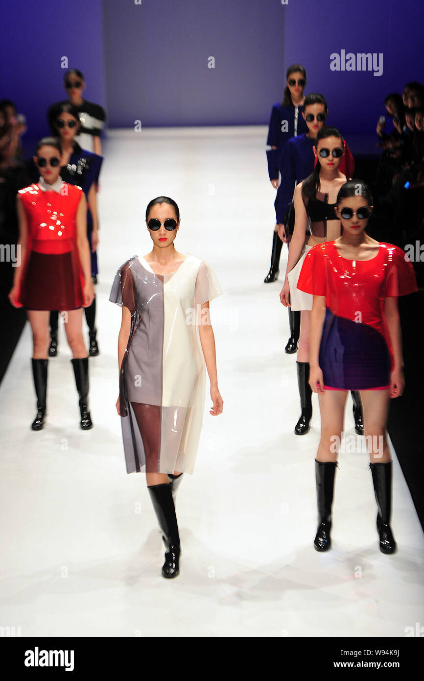 Visualizzazione modelli nuove creazioni in mostra di Pechino Istituto di Tecnologia di abbigliamento durante la Pechino 2013 Collegio cinese agli studenti della settimana della moda in Foto Stock