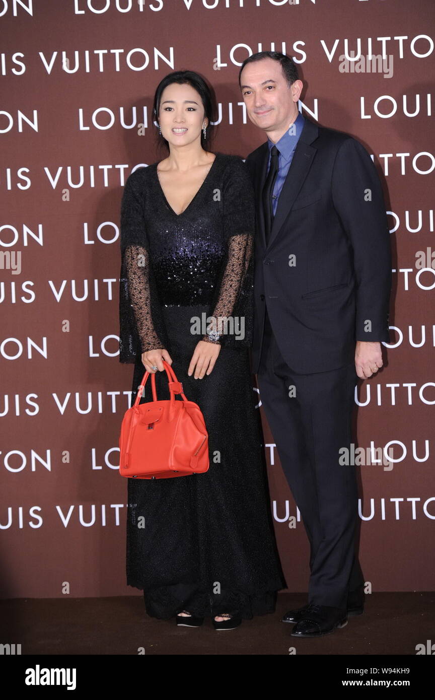 Attrice cinese Gong Li, sinistra, pone con Philippe Fortunato, presidente  di Louis Vuitton Cina, durante la cerimonia di apertura per la nuova  boutique di Lo Foto stock - Alamy