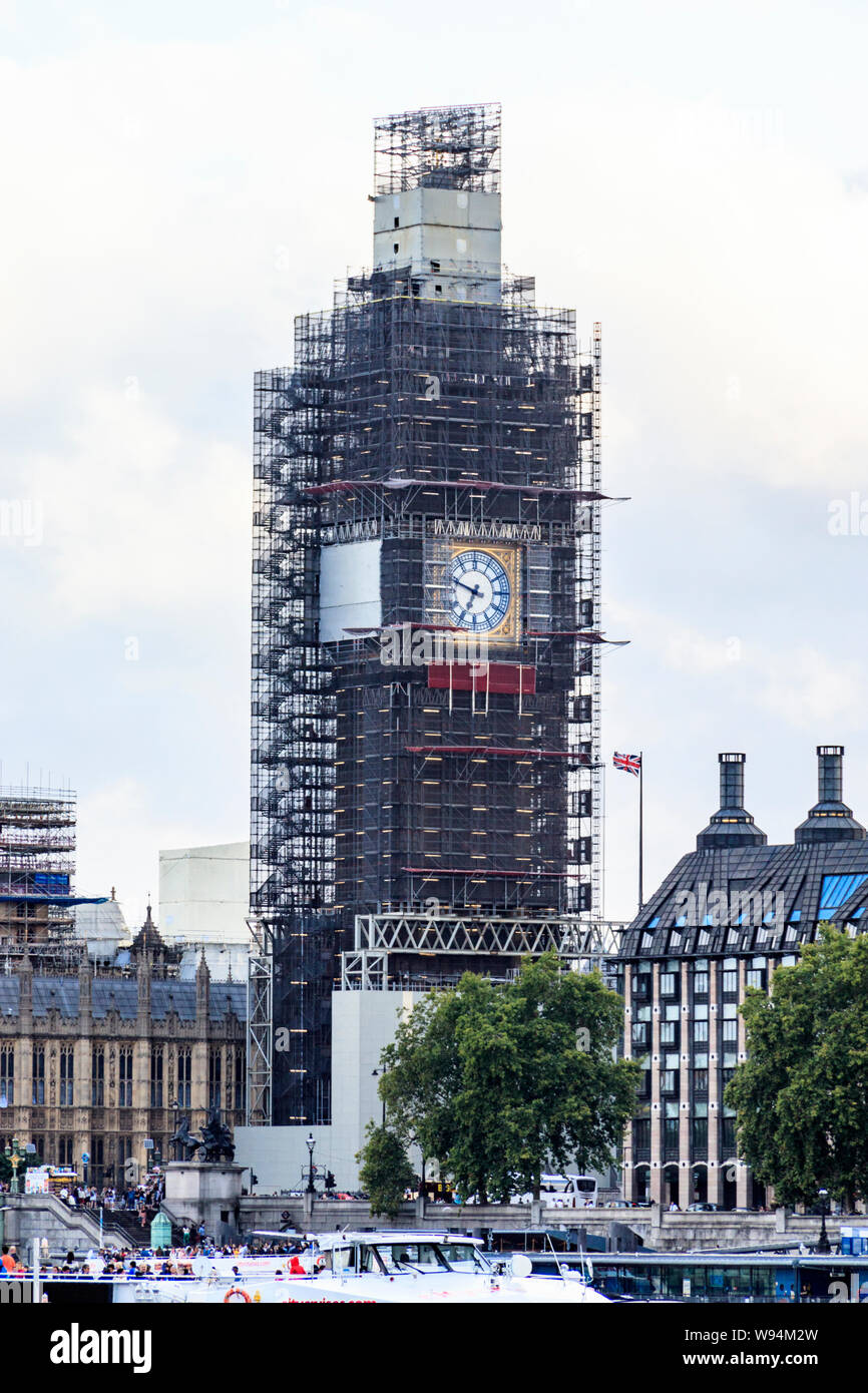 La torre del Big Ben racchiusi in impalcature per le riparazioni e la manutenzione, Westminster, London, Regno Unito Foto Stock