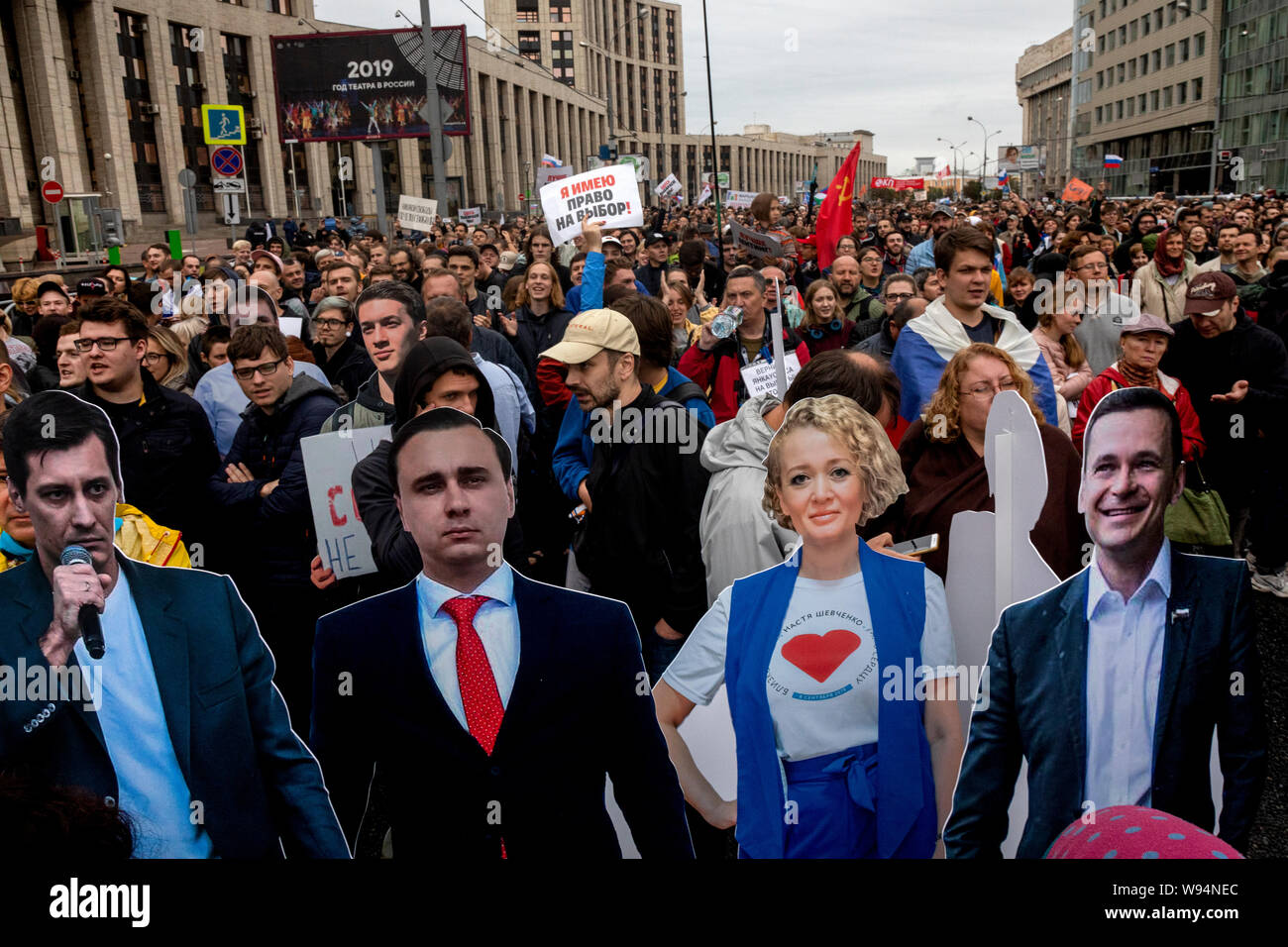 Mosca, Russia. 10th, Agosto 2019 persone tengono i ritratti di Russo leader dell'opposizione, non registrata dei candidati alle elezioni arrestate dalla polizia in occasione del rally su il Sakharov avenue nella capitale russa n supporto della registrazione dei candidati indipendenti per il mese di settembre le elezioni per la città di Mosca Duma e contro la brutalità della polizia Foto Stock